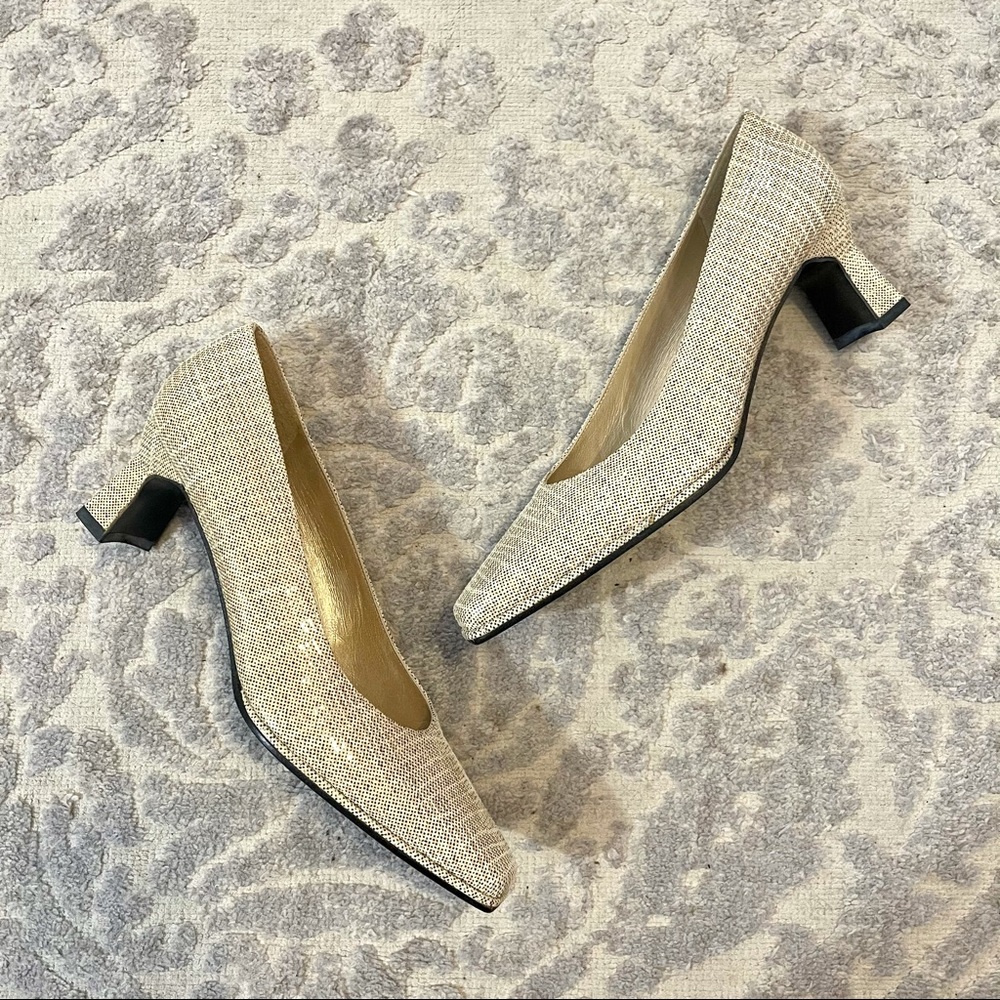New STUART WEITZMAN Tan Patent Leather Pumps - Picture 1 of 8